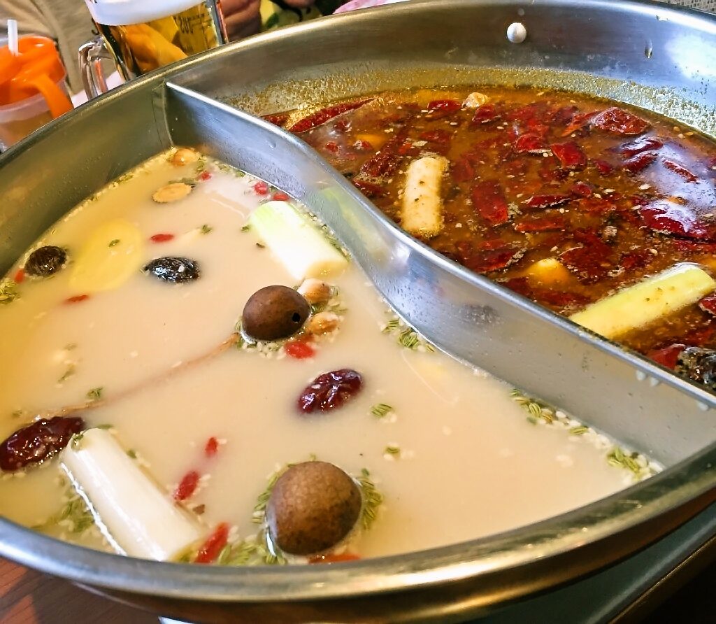 火鍋です。赤と白のスープの２色です。